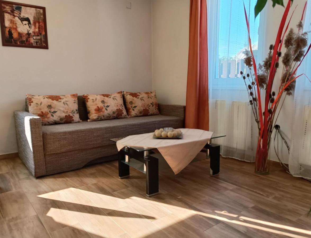 Lend Apartman In The Garden Apartment Миеркуря Чук Екстериор снимка